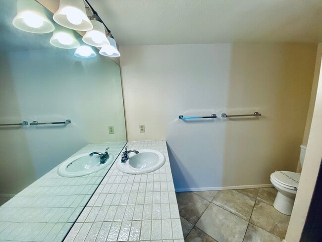 Building Photo - Spacious Condo with A Large Patio and Upstiars Balcony! Parking and Water Included!