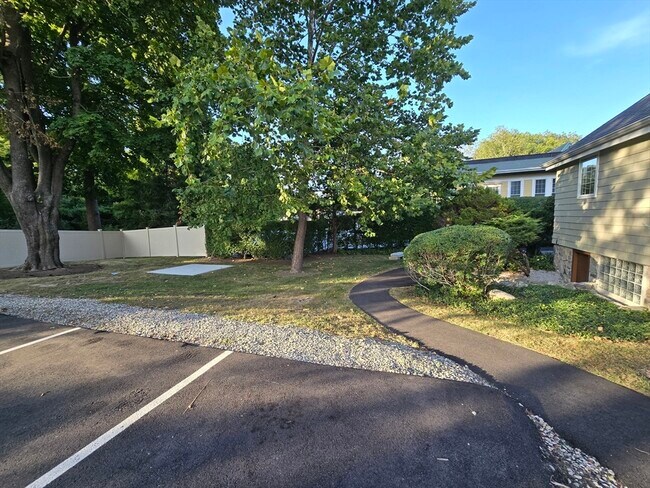 Building Photo - 288 Pleasant St