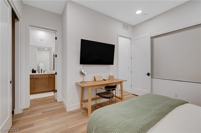 Building Photo - 779 Willits St