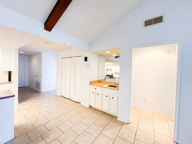 Building Photo - 412 Short Circuit