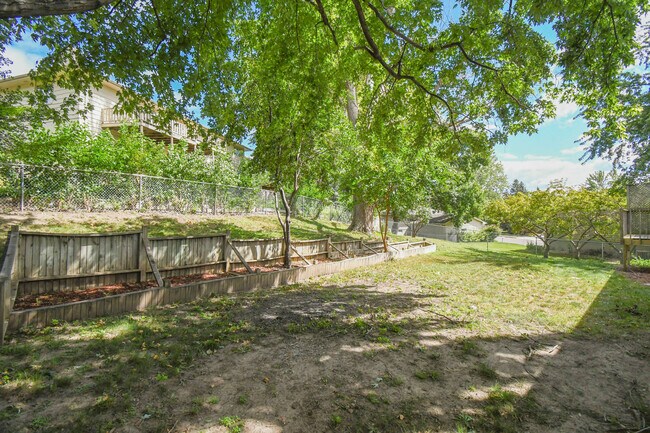 Building Photo - 4504 S Cliff Ave