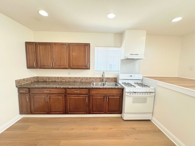 Building Photo - *UP TO 2 MONTHS FREE RENT* 5bd/1.5ba, Inqu...