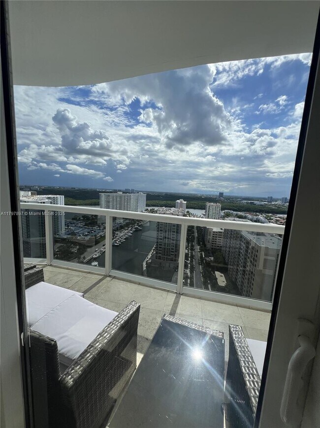 Building Photo - 15901 Collins Ave