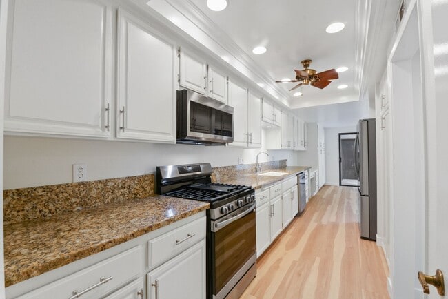 Building Photo - Beautiful four bedroom, three bath, townhouse available for rent. A must see.