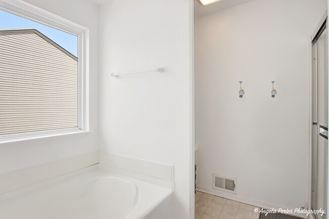 Building Photo - 1901 Kennedy Dr