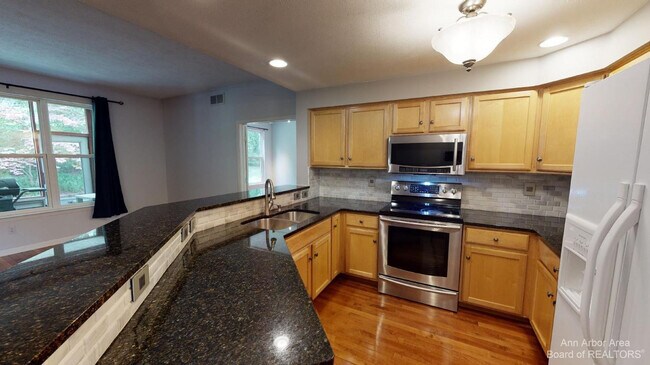 Building Photo - 1408 Fox Pointe Cir