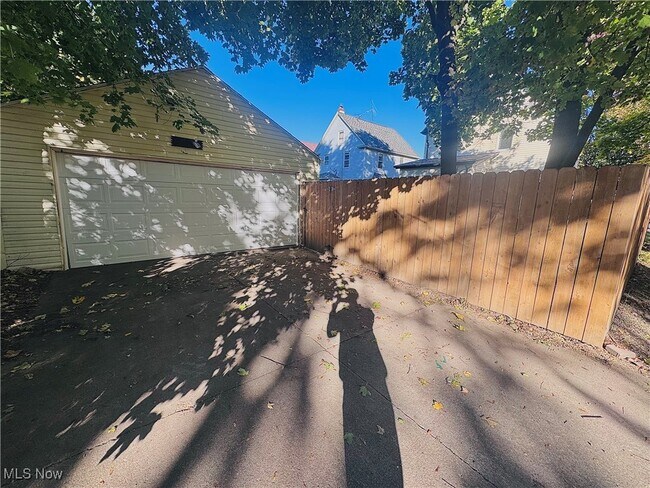 Building Photo - 308 Cole Ave