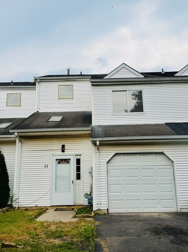 Building Photo - 11 Saffron Dr