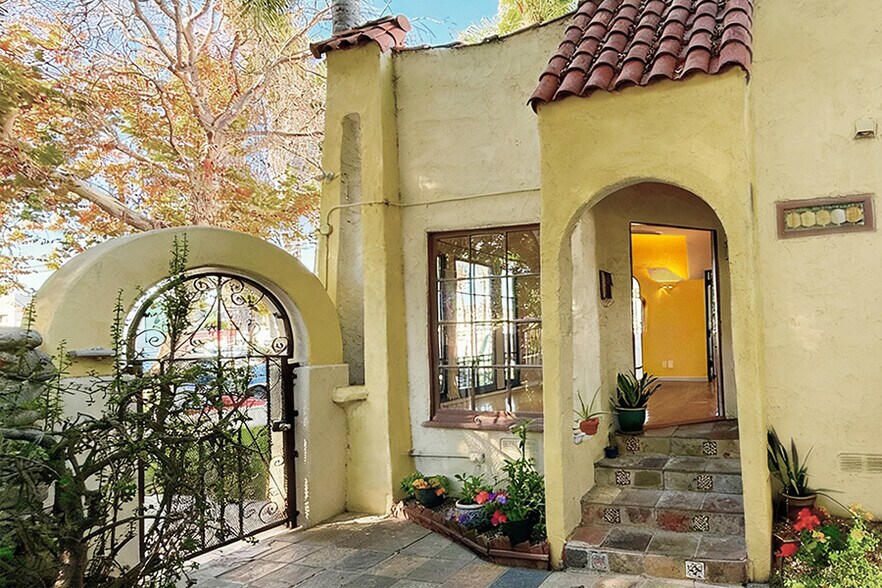 01-Entrance - 632 N Sycamore Ave