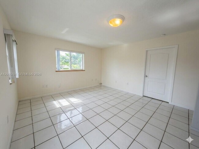 Building Photo - 3052 SW 27th Ave