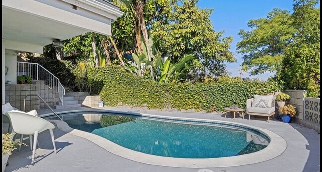 Building Photo - Resort-Style Living with Pool & Iconic Coastal Views