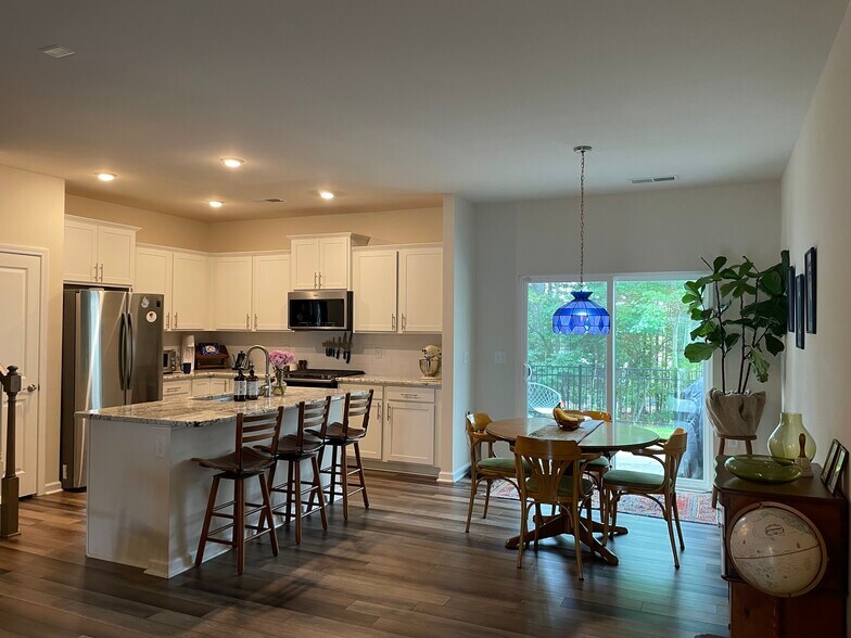 Kitchen and dining area - 3022 Newfields Pl