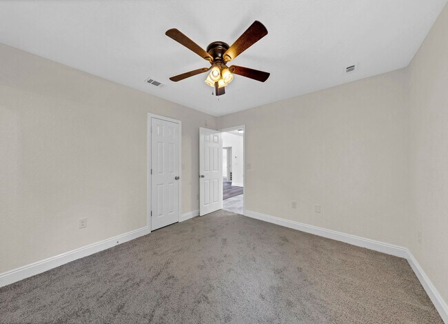 Building Photo - MOVE IN SPECIAL 1/2 off 1st months rent!!!!