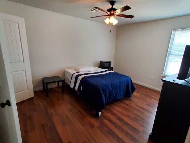 Building Photo - 37 W Thatcher St