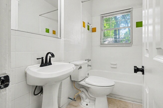 Building Photo - Bungalow- 915