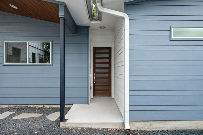 Building Photo - 1703 Perez St