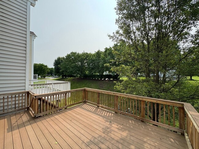 Building Photo - Gorgeous 3 Bed 2.5 Bath Interior Townhome ...
