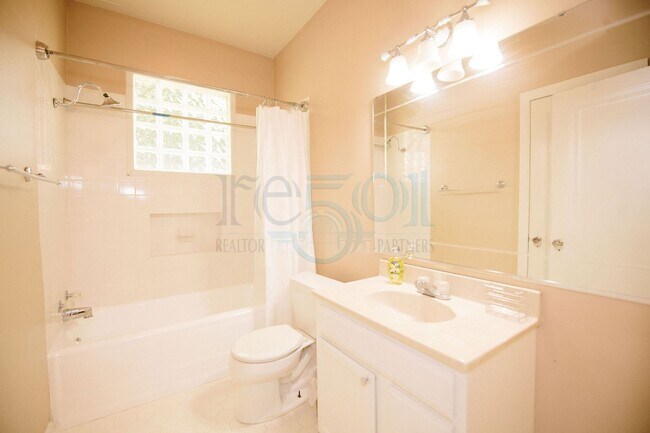 Building Photo - Yellow Bungalow in Hillcrest