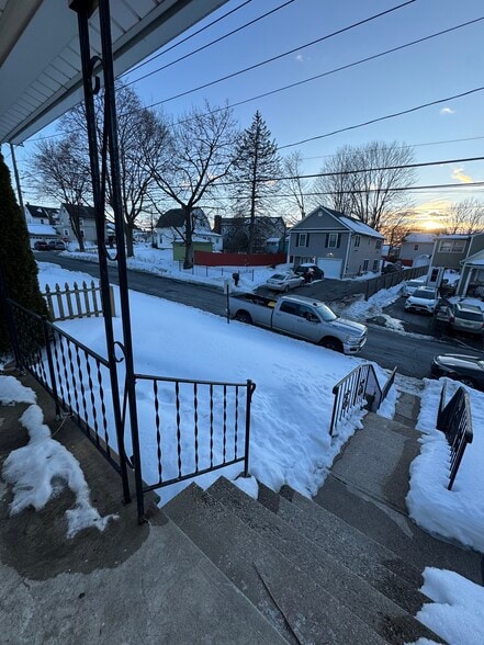 Building Photo - 7 Somers St