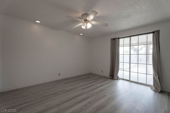 Building Photo - 5185 E Sun Valley Dr