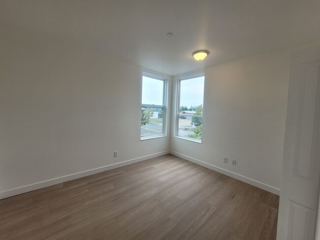 Building Photo - Spacious and Updated 1 Bedroom - H street 2C