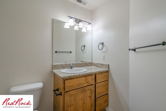 Building Photo - Charming 3 Bedroom Townhome with INTERNET INCLUDED & Dog-Friendly!