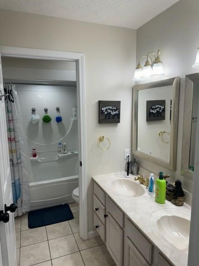 Building Photo - Beautiful, 5-bedroom home in a quiet subdi...