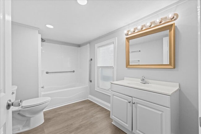 Building Photo - Newly Renovated 2 bedroom home!