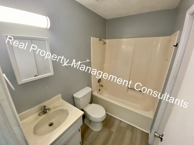 Building Photo - Free Rent Move In Special on 2 Bedroom hom...