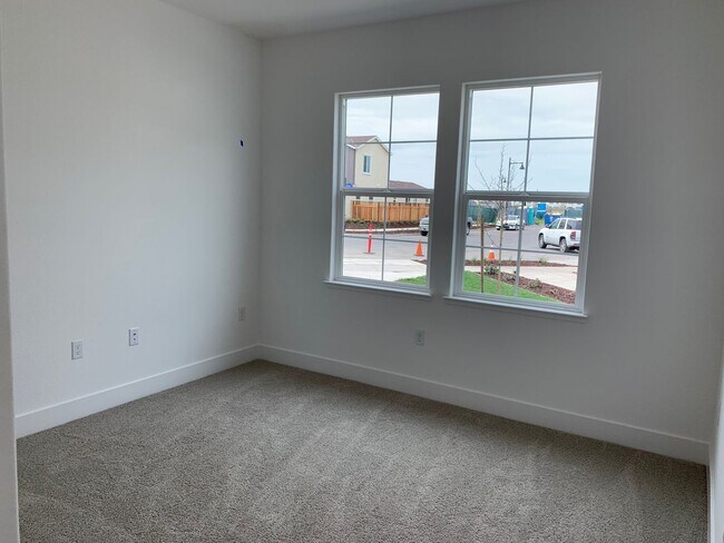 Building Photo - Large Executive home with tons of upgrades.