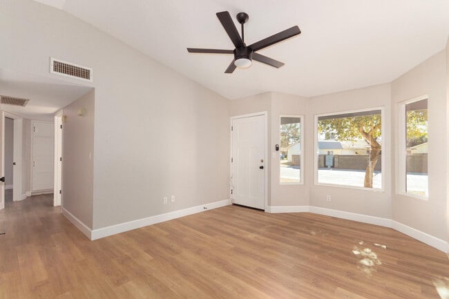 Building Photo - 232 E Leah Ln