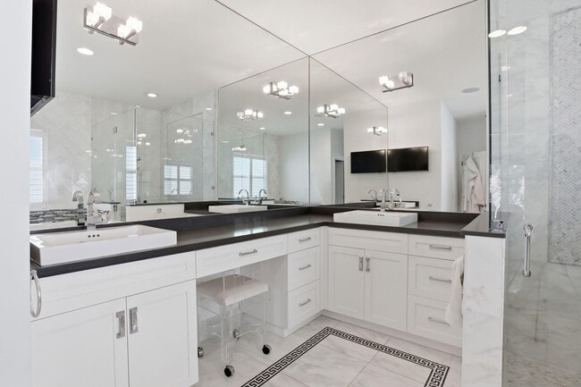 Building Photo - 309 NE 8th Ave