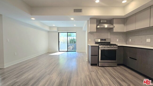Building Photo - 5030 Rosewood Ave