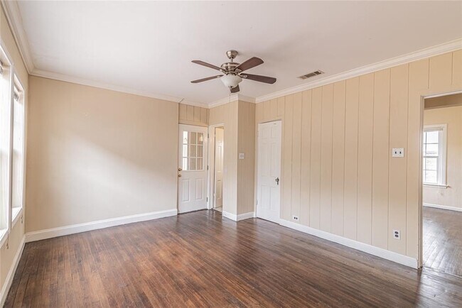 Building Photo - 2233 N MacGregor Way