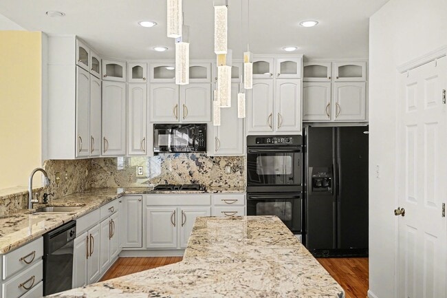 Building Photo - Spacious 5-Bedroom Fredericksburg Home with Flexible Living & Over 3,500 Sq Ft