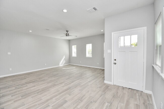 Building Photo - 5941 Southlea St