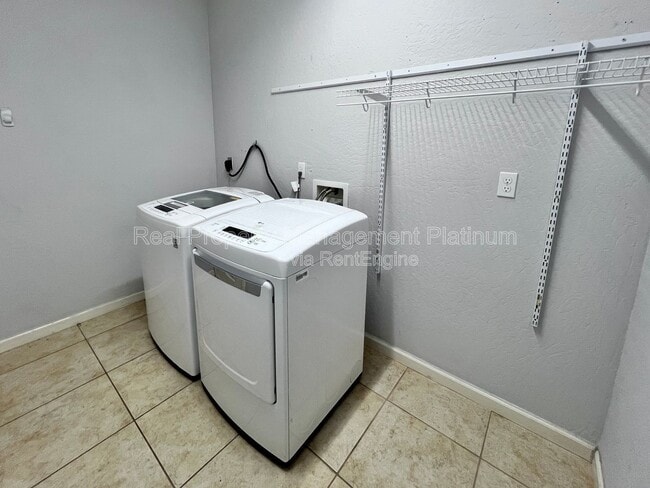 Building Photo - 5597 E Edna Ave