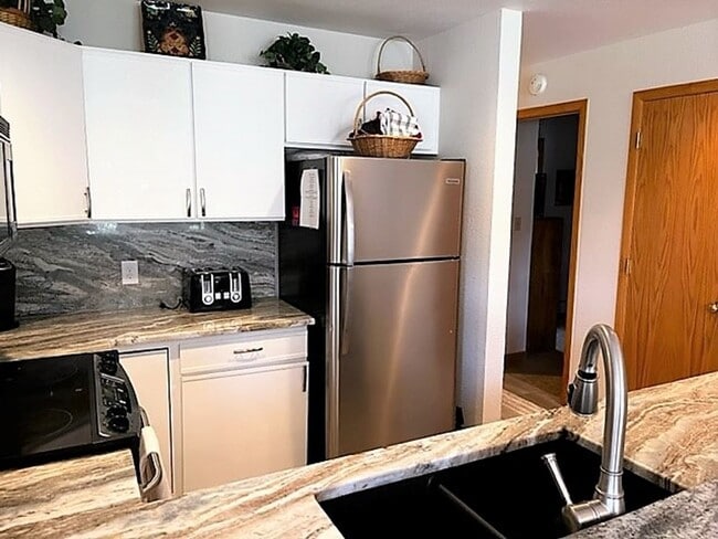 Building Photo - Winter Seasonal Rental- Cinnamon Ridge III...
