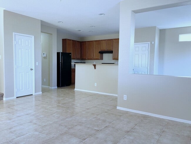 Building Photo - Spacious Living, Granite Counters, Great Location!