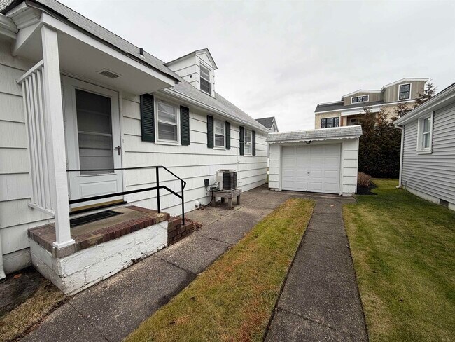 Building Photo - 33 N Gladstone Ave