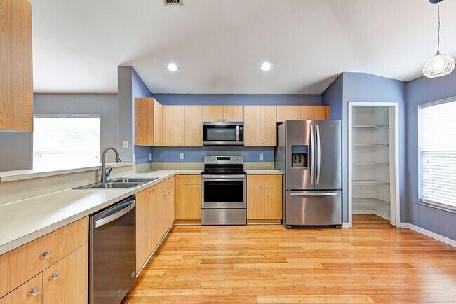 Building Photo - Spacious 4-Bedroom Home in Rivercrest, Riv...