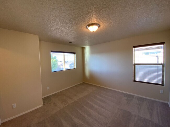 Building Photo - 4 Bedroom Home Available Near Golf Course ...