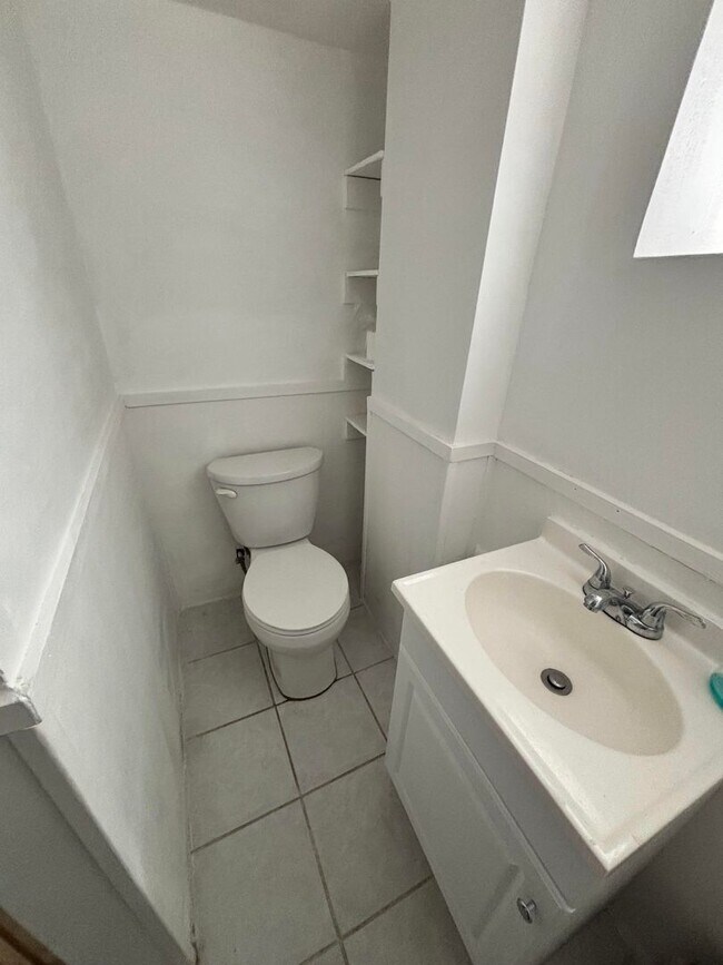 Building Photo - 3 Bedroom Home - Pittsburgh!