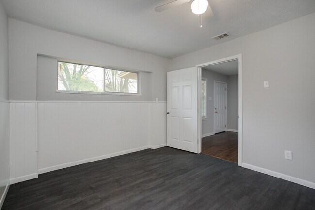 Building Photo - $1,000 Move In Special – First Month with 18 Month Lease