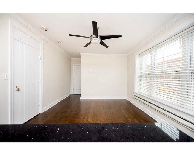 Building Photo - 918 Green Bay Rd