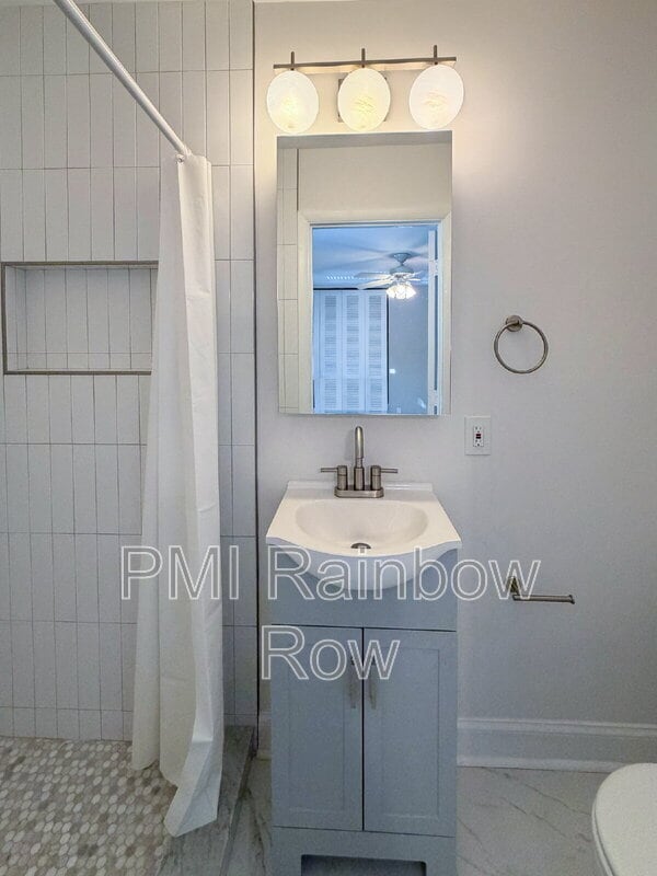 Building Photo - 425 Carriage Ln