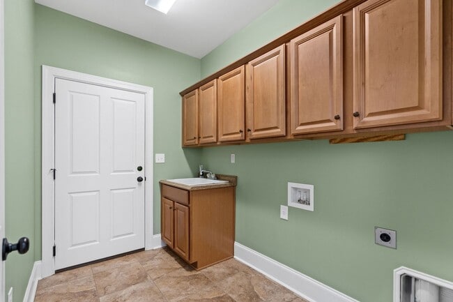 Building Photo - Spacious 4BR/3BA Home in Myrtle Beach – 2,550 Sq Ft & Screened Porch