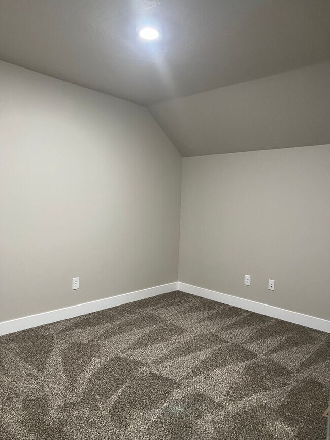 Building Photo - Brand new 3 bedroom 2.5 bathroom townhome