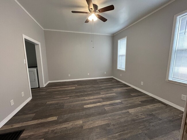 Building Photo - Nice-sized 2-bedroom 1-bath home with a large back yard.