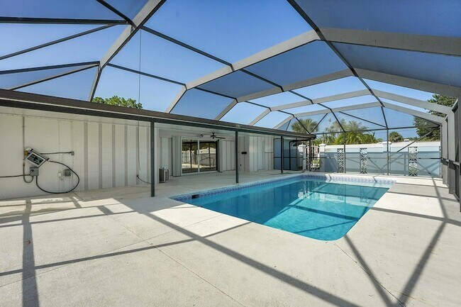 Building Photo - 154 SE Naranja Ave